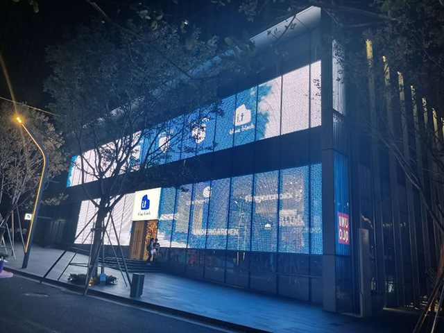 深圳P50格柵透明屏項(xiàng)目由上海智彩科技設(shè)計(jì)、安裝