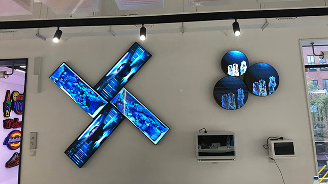 上海某公司展廳P1.667高刷條形LED屏+透明展示柜+P2.5高清LED顯示屏由智彩科技定制、安裝